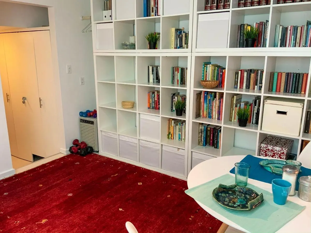 トロントAn Independent Beach Retreat Steps From The Lake And Right In The Cityアパートメント トロント