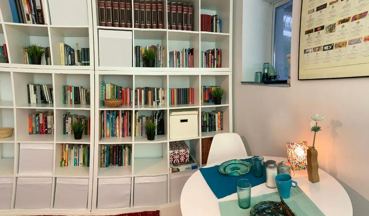 トロントAn Independent Beach Retreat Steps From The Lake And Right In The Cityアパートメント アパート