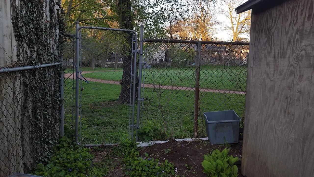 شقة An Independent Beach Retreat Steps From The Lake And Right In The City تورونتو 0*,  كندا