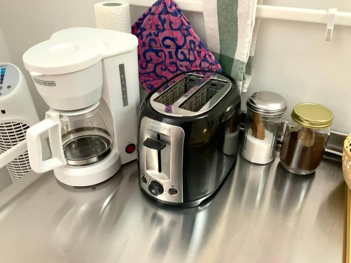 شقة An Independent Beach Retreat Steps From The Lake And Right In The City تورونتو كندا